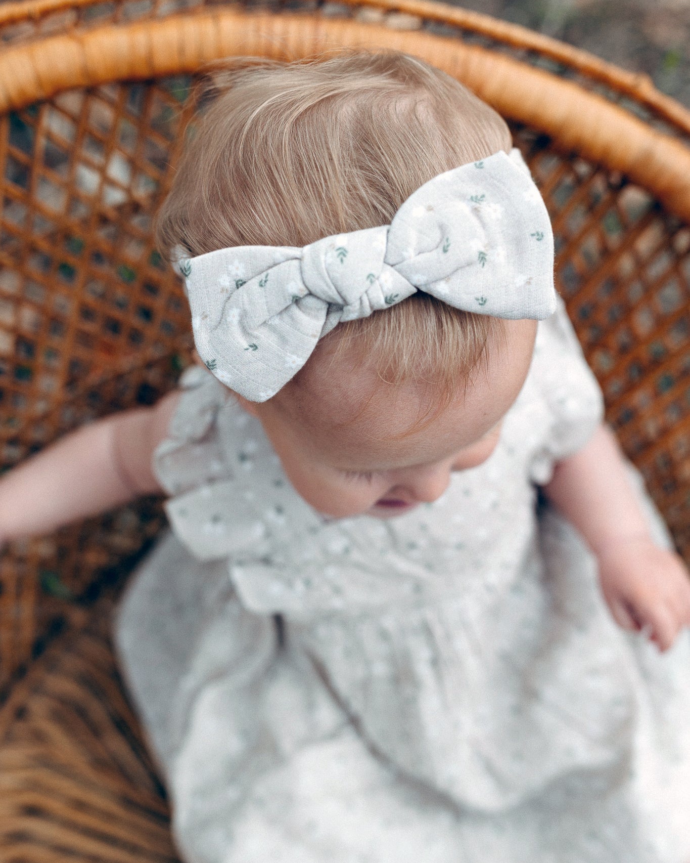 Diadema para bebé con lazo de flores pequeñas (orgánica)