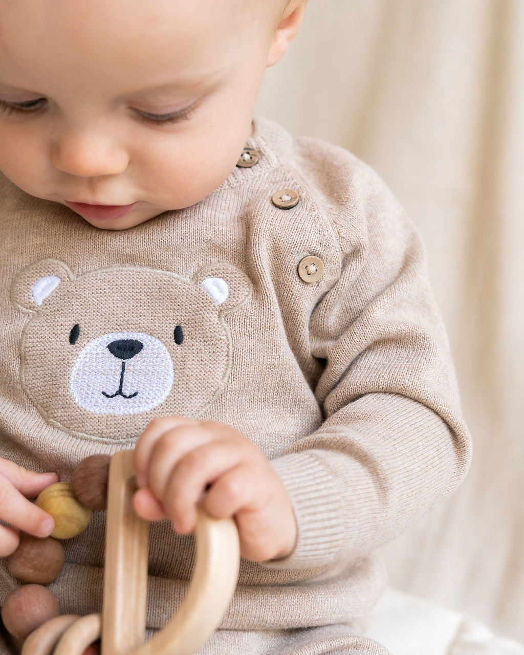 Suéter de bebé con mangas raglán y apliques de osito de peluche (algodón orgánico)