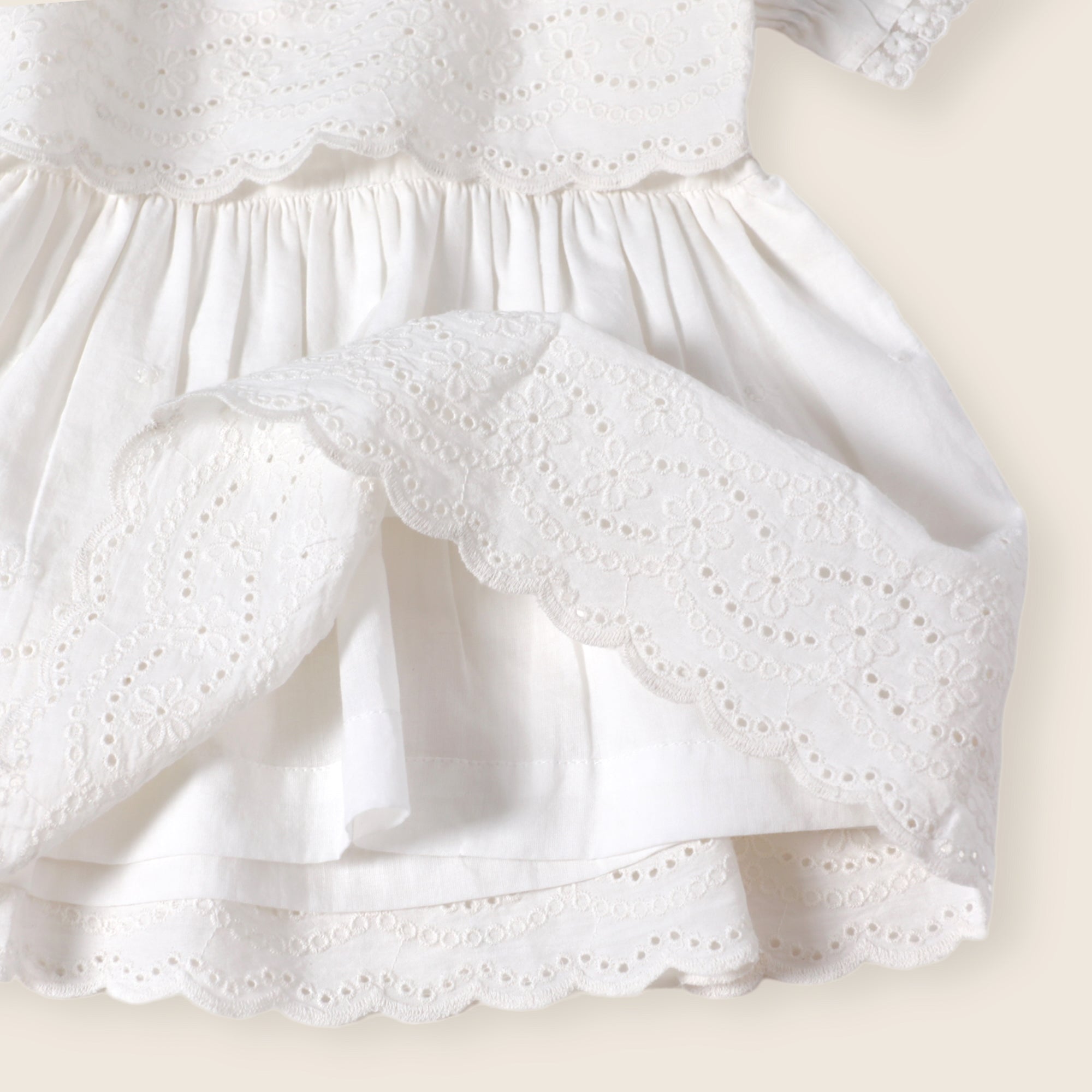 Vestido para bebé con encaje bordado de Annabelle White Schiffli + bombacho (algodón orgánico)