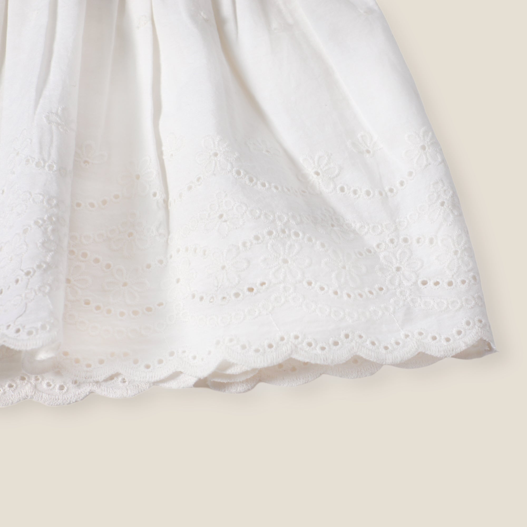 Vestido para bebé con encaje bordado de Annabelle White Schiffli + bombacho (algodón orgánico)